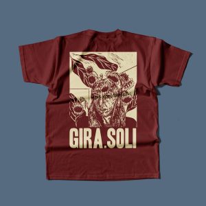 T-shirt bordeaux vista dal retro con grande stampa color crema che raffigura una donna tra fiori e la scritta “GIRA.SOLI”