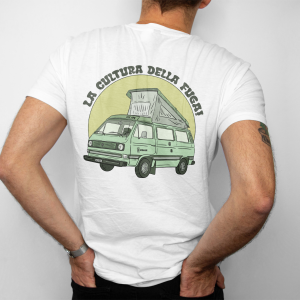 Uomo di spalle con t-shirt bianca e illustrazione di un furgone camper verde con tetto rialzato e scritta ad arco “LA CULTURA DELLA FUGA!”