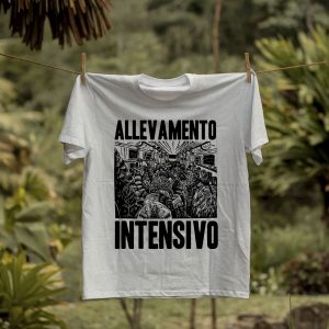 T-shirt bianca streetwear con stampa nera realizzata ad incisione xilografica raffigurante una folla stipata in un vagone della metropolitana e testo ‘Allevamento Intensivo’, appesa a un filo con sfondo naturale verde.