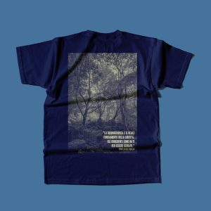 T-shirt blu navy vista dal retro con grande stampa rettangolare di un bosco e citazione in italiano sulla disobbedienza e la libertà