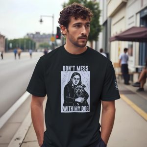 Ragazzo cammina in città indossando la t-shirt nera “DON’T MESS WITH MY DOG”, visto di fronte.